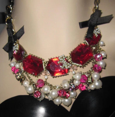 COLLAR BETSEY JOHNSON PERLAS DE IMITACIÓN Y PIEDRAS DE COLORES GRANATE DECLARACIÓN Foto 1 de 4