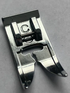 Janome Pfaff Nähmaschine Universal niedriger Schaft ZickZack "C" 7 mm Nähfuß - Bild 1 von 2