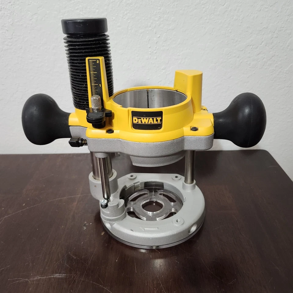 DEWALT DW6182 PLUGE 路由器底座 (SBL014400) 无路由器 — 第 1/4 张图片