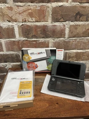 LIMPIO Nintendo Nuevo 3DS XL Negro En Caja Con Cargador Stylus Modelo EE. UU. EN CAJA ORIGINAL Foto 1 de 4