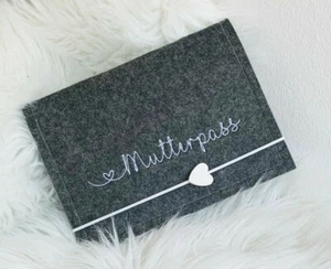 Bestickte Mutterpasshülle • Mutterpass Herz 2019 • Filz • Holzperlen Herz  - Bild 1 von 1