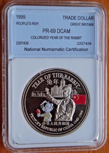 GREAT BRITAIN TRADE DOLLAR MACAU RETURNS TO CHINA 1999 PEOPLE REPUB. COLORIZED - Picture 1 of 3