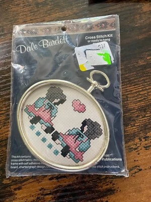 Dale Burdett Cross Stitch Kit Amish Girls  NEW IN PACKAGE - Imagem 1 de 2