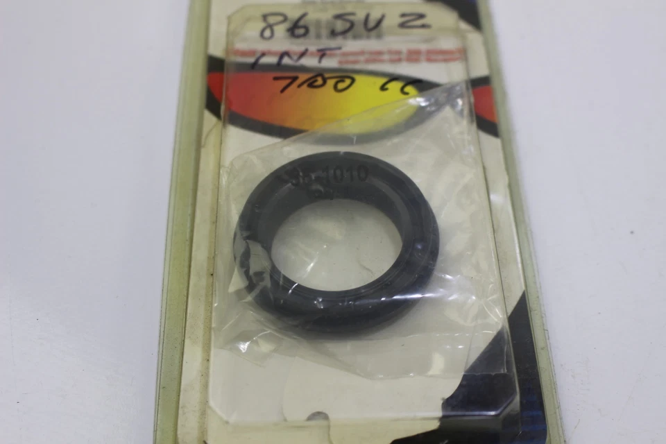 1986 SUZUKI INTRUDER 700 КОМПЛЕКТ ПЫЛЕЗАЩИТНЫХ УПЛОТНЕНИЙ ВИЛКИ. 57-109 - Изображение 1 из 1