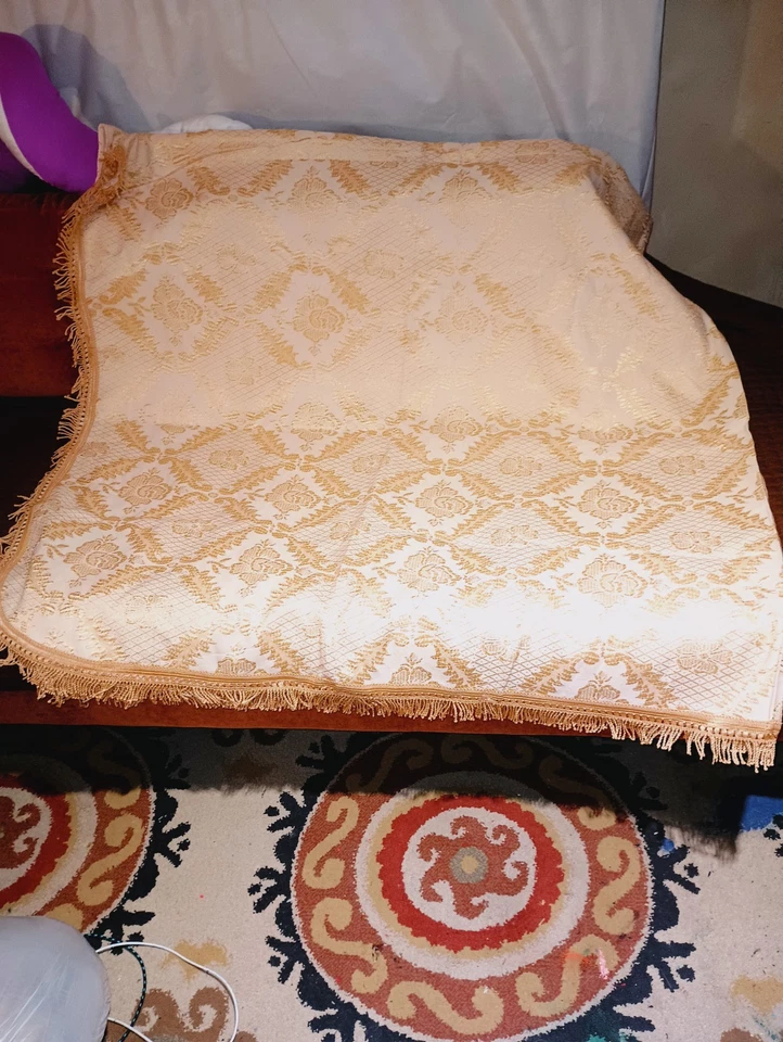 Twin size to full size bedspread - Image 1 of 3