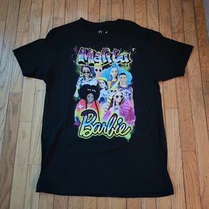 Camiseta Mattel Malibu Barbie Estampado Gráfico Negra Colorida Ken Película Talla Grande - Imagen 1 de 6