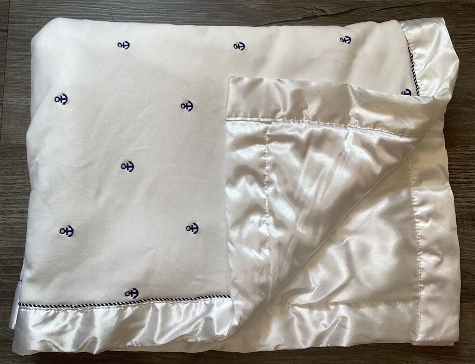 Детское одеяло Little Me Blue Anchor белое атласное шелковистая отделка и спина 38 x 29 дюймов 17356 - Изображение 1 из 4