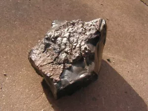 belle pierre noire volcan ou shungite - Foto 1 di 4