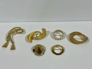 Konvolut 5 Vintage schöne goldfarbene & Perlen Trachten & Mode Broschen / Anstecknadeln - Bild 1 von 13