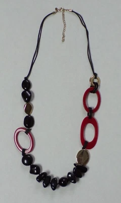 CHICO'S BIB NECKLACE RED OVAL LUCITE RINGS + BLACK RESIN STONES PENDANT JEWELRY - Image 1 of 4