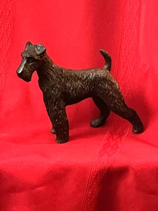 De colección Airedale Terrier de pie firmado Red Mill 85 resina de nuez moscada - Imagen 1 de 9