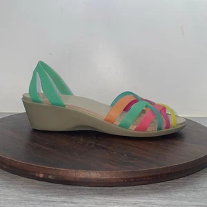 Crocs Isabella Huarache Jelly Damen-Sandalen 7 Regenbogenfarben mehrfarbig Mini Keilabsatz niedrig - Bild 1 von 9