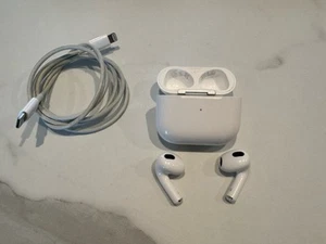 Apple AirPods 3a generazione Cuffie Intrauricolari Senza Fili - Bianco - Zdjęcie 1 z 2
