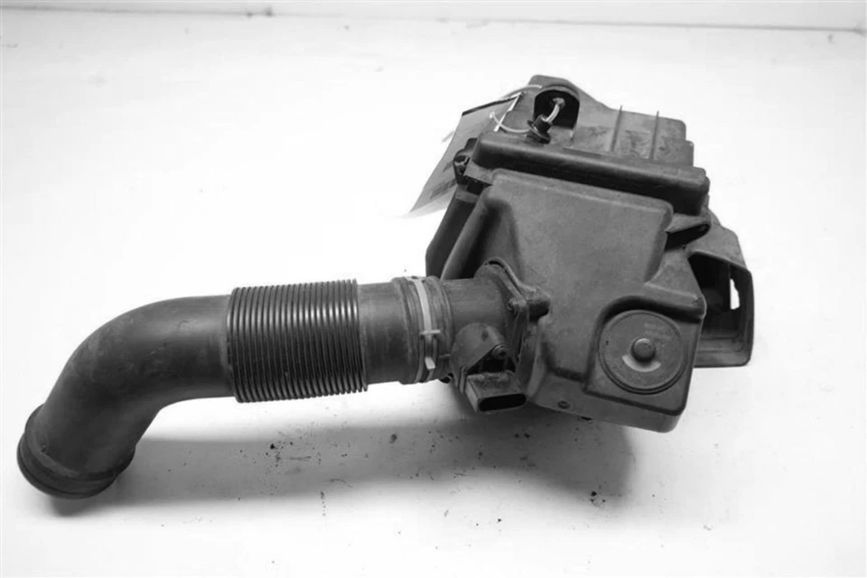 Used Left Air Cleaner Assembly fits: 2004 Volkswagen Phaeton 4.2L VIN F 5th digi — 第 1/1 张图片