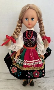 Muñeca niña polaca rubia con trenzas multicolor vestido delantal cara de goma - Imagen 1 de 10