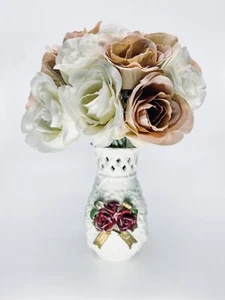 "Florero de porcelana 3D tejido marfil y rosas rojas pintado a mano 5,5"" de alto borde dorado" - Imagen 1 de 12