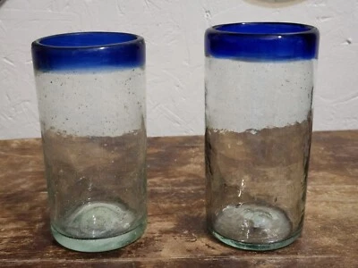 Juego de 2 vasos mexicanos soplados a mano de colección con borde azul cobalto de 5" Foto 1 de 4