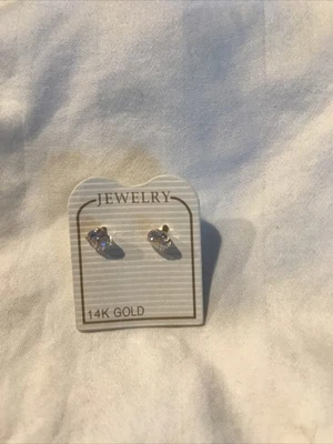 Pendientes de circón de oro de 14 K con respaldo torcido quilates estampados en tallos Foto 1 de 2