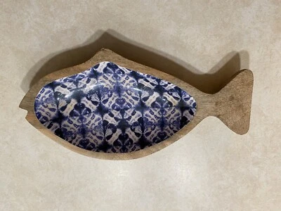 Bandeja para servir madera de mango Thirstystone en forma de pescado tie dye 12”L x 6”W x 1” H Foto 1 de 4