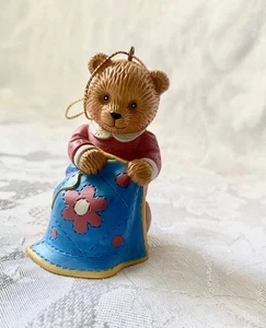 Adorno vintage de oso pasatiempo costura colecciones de regalos Avon - Imagen 1 de 5