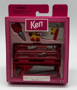 Mattel KEN TOOL BOX SET ~ Strumenti in miniatura ~ 1998 ~ NUOVO NRFB ~ Collezione speciale - Foto 1 di 2