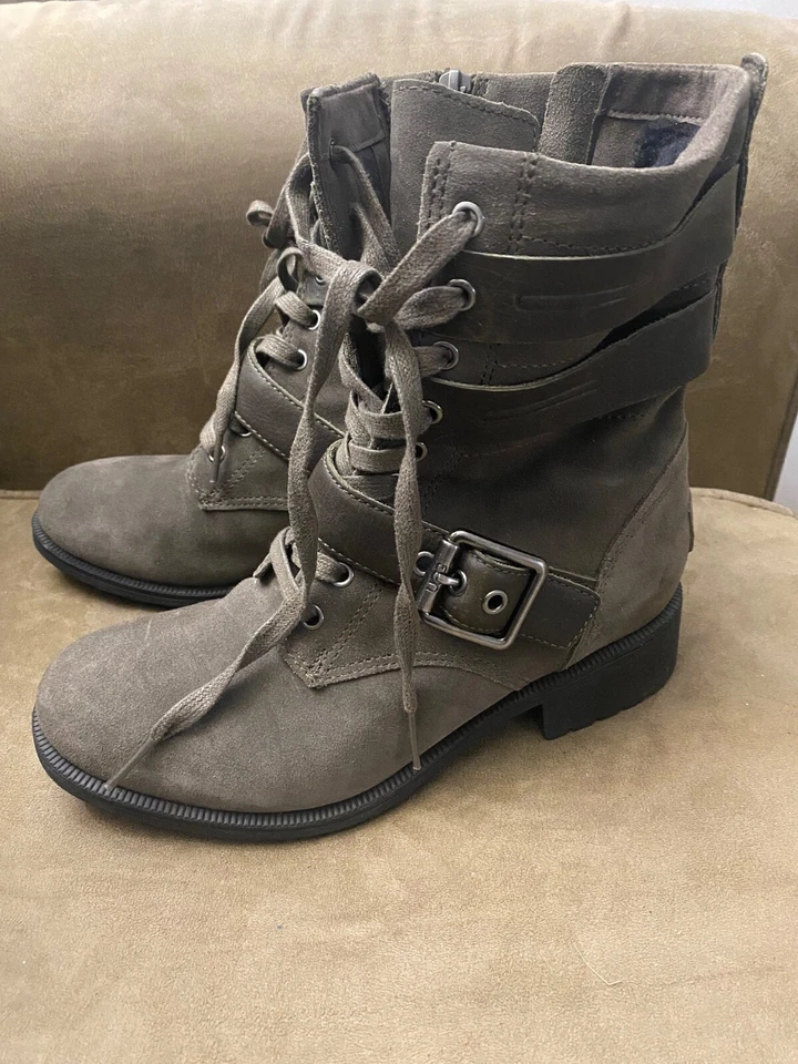 BOTAS UGG ZIA PIZARRA IMPERMEABLES GAMUZA INVIERNO MOTO COMBATE HEBILLA TALLA US 6.5 MUJER Foto 1 de 4