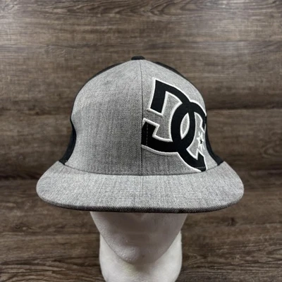 DC Shoes Hat Cap Fitted Mens Small Medium Gray Black Flexfit Embroidered DC Star - Image 1 of 4