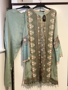Pakistani Style 2 Piece Embroidered Suit flossie brand, Eid, Wedding Size Medium - Picture 1 of 16