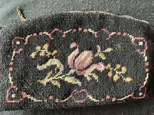 ANTIQUE SM NEEDLEPOINT ZIPPERED BAG, BEAUTIFUL ROSES DESIGN WITH HEARTS - Picture 1 of 7