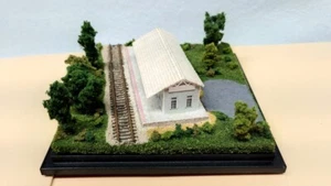 Z SCALE -STATION SCENE #3 DIORAMA DISPLAY CASE -FOR ALL Z TRAINS - Picture 1 of 12