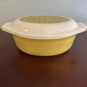 Tejido de mimbre vintage Pyrex Chartreuse 1,5 cuartos Cazuela con tapa - Imagen 1 de 11