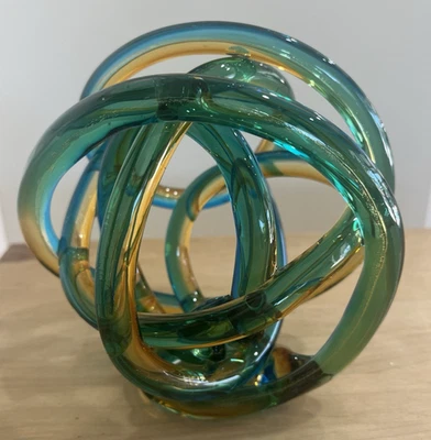 Стеклянный узел ручной работы Infinity модернистский вычурный зеленый сине-коричневый Torre & Tagus? - Изображение 1 из 4
