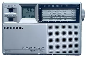 RADIO VINTAGE GRUNDIG TRAVELLER II PE 7 BANDE, OROLOGIO DA VIAGGIO E SVEGLIA IN SCATOLA - Foto 1 di 9