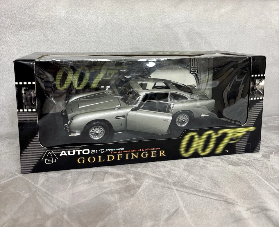 Aston Martin DB5 With Weapons Broken James Bond Version 007 AUTOArt 1/18 70021 - Immagine 1 di 4