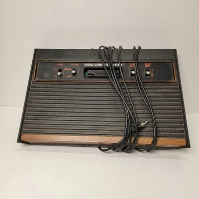 Consola de 4 interruptores Atari 2600 Woodgrain - sin probar para piezas o reparación Foto 1 de 4