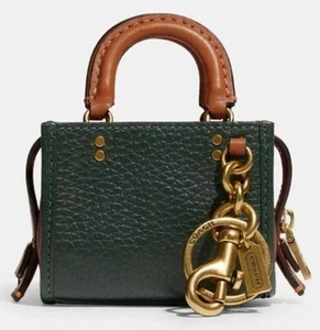 ¡NUEVO! Mini bolso pícaro COACH CUERO llavero con encanto VERDE AMAZON GUIJARROS C5057 - Imagen 1 de 7