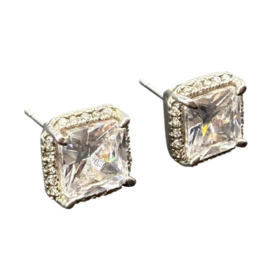 Aretes Kate Spade pavé de diamantes de imitación cuadrados de cristal tono plata minimalista Foto 1 de 4