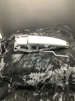 Chevrolet Trax 2017-2022 manija de puerta exterior trasera derecha hoja de interruptor plateada OEM Foto 1 de 4