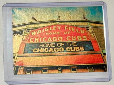 Cartão comercial limitado Wrigley Field banhado a ouro assinado por artista “Chicago Cubs” 1/1 - Imagem 1 de 2