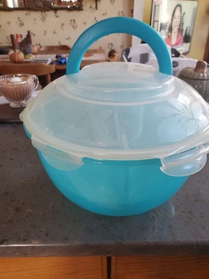 Ensalada de verduras Lock & Lock con asa de transporte - 6,3 cuartos de galón turquesa Foto 1 de 4