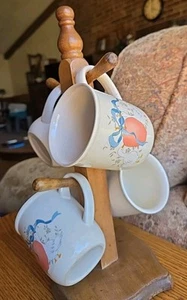 Vintage MARMALADE GEESE BY INTERNATIONAL Wooden Mug Tree + 4 Mugs 3 3/4" Tall - Picture 1 of 8
