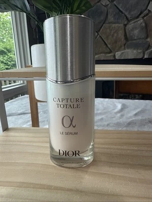 Suero antienvejecimiento Dior Capture Totale Le Serum 1,7 oz / 50 ml Foto 1 de 4
