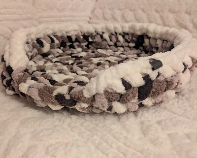 Cesta de cama de ganchillo hecha a mano marrón y crema para perro cachorro gato gatito Foto 1 de 3