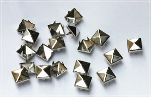 150pz 1,2cm borchie sfuse a piramide ARGENTO *150pcs pyramid STUDS SILVER colors - Foto 1 di 1