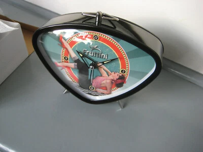 Fruttini. Weck-Uhr . Vintage, mit Frau in 70er Jahre Kleidung. - Bild 1 von 4