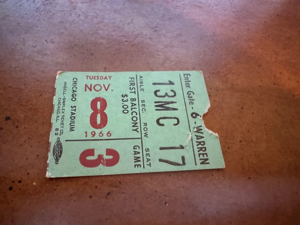 Boleto de baloncesto 1966 Chicago Bulls v Boston Celtics Bill Russell 16 puntos Foto 1 de 1