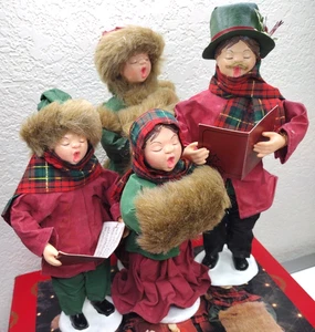 1994 Famiglia di 4 Canti Natalizi Personaggi in Tessuto Mache "Casa per le Festività" - Foto 1 di 9