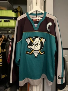 PAUL KARIYA ANAHEIM MIGHTY DUCKS 1997 NIKE ALTERNATE Maroon Away JERSEY MEDIUM - Picture 1 of 9