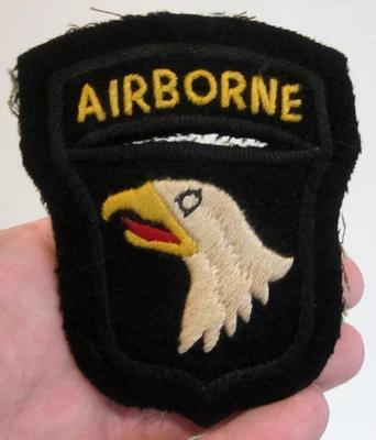 GUERRA DE VIETNAM EJÉRCITO DE EE. UU. PARCHE 101er AGUILA GRITANDO AEROTRANSPORTADA FIELTRO NEGRO HECHO EN TEATRO Foto 1 de 4