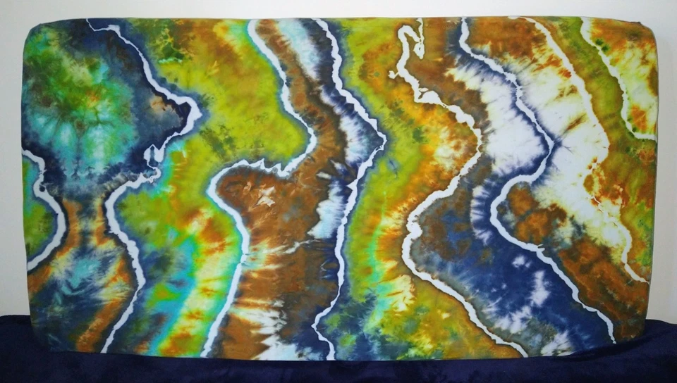 Sábana bajera ajustada de jersey de algodón verde, azul y marrón Geode Tie Dye {52 pulgadas X 28 pulgadas} Foto 1 de 3